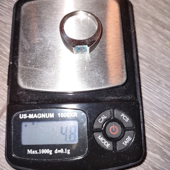 10K solid white gold topaz ring ( March Birthday) - Picture 6 of 7